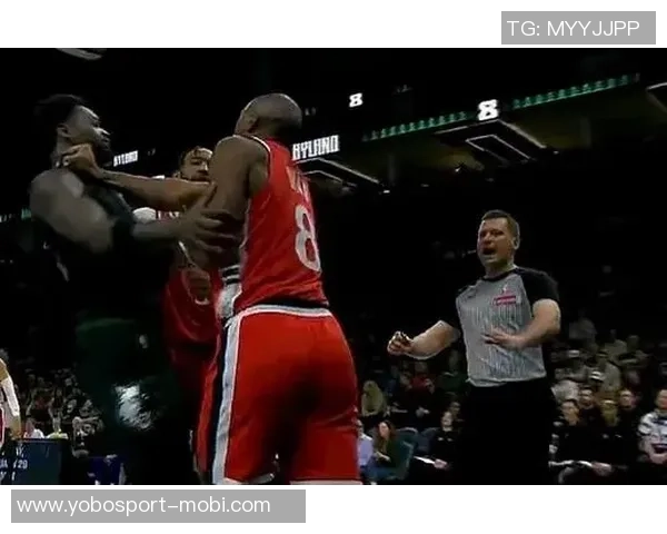 保罗私下向小卡请教战术遭小范严厉警告引发热议